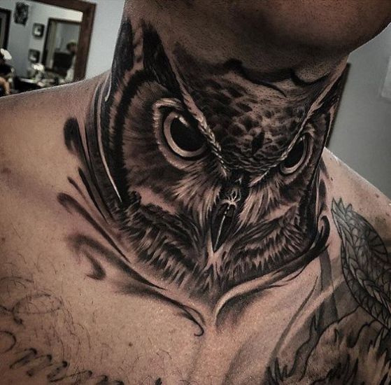 buho en el cuello tatuaje