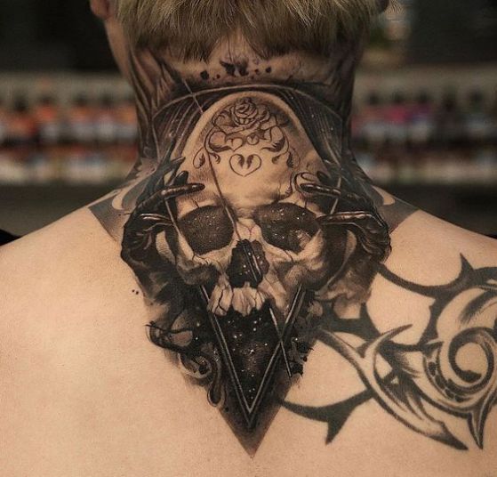 calavera tatto en el cuello