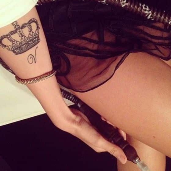 corona con letras tatuaje