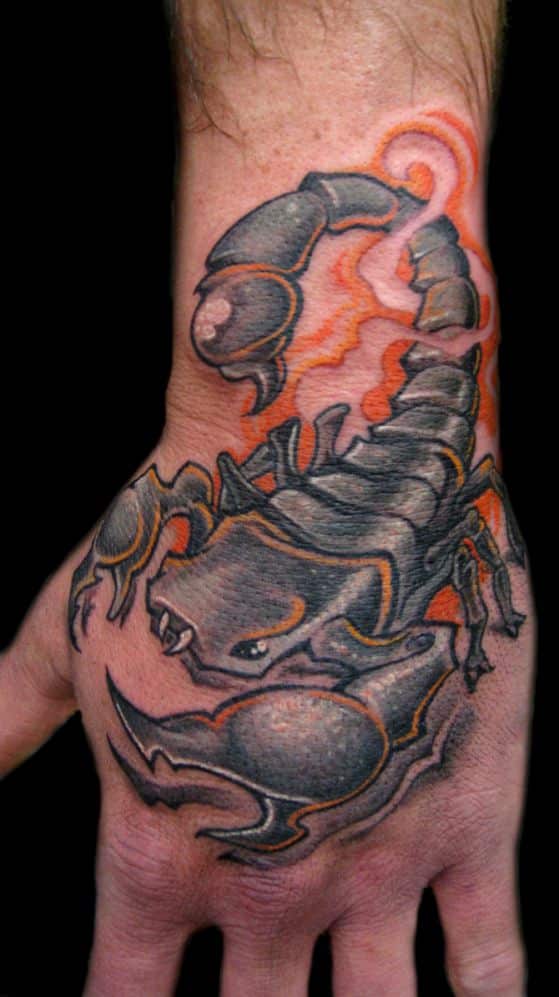 escorpion en la mano a color tatuaje