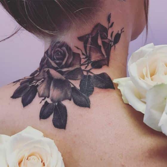 flores alrededor del cuello tatuaje