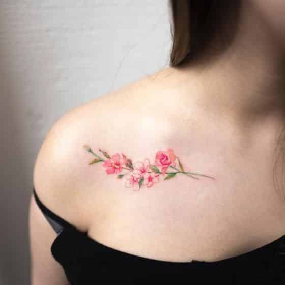 flores en el hombro tattoo