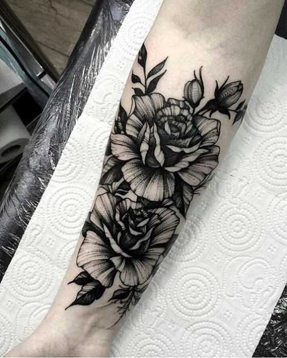 flores en negro bonito tattoo