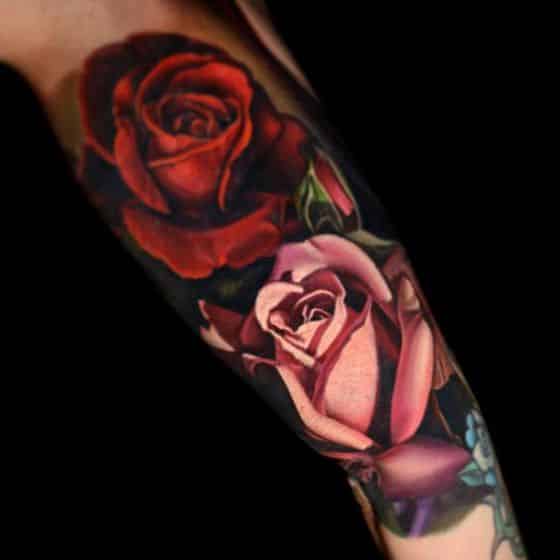 flores realistas hermoso tatuaje