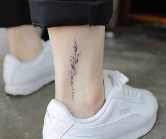 flores y rosas en el tobillo tatuadas