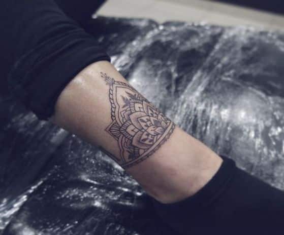mandala en el tobillo tattoo