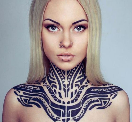 mujer tribal tatuaje