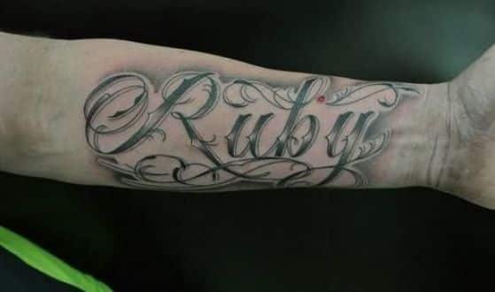 nombre en el brazo tatuaje