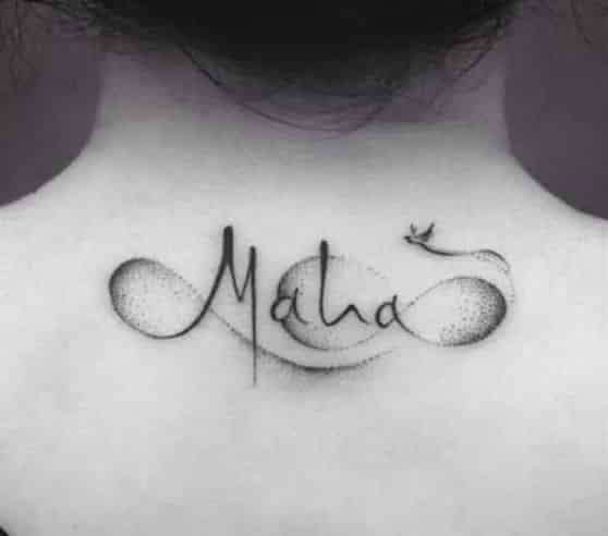 nombre en la espalda tatuado