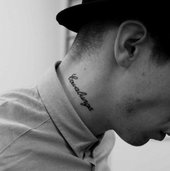 nombres en el lateral del cuello tatuarse
