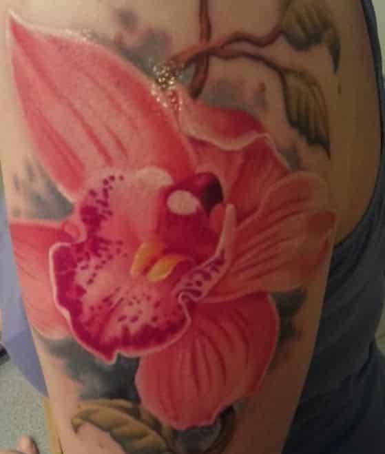 orquidea en el brazo en el brazo a color