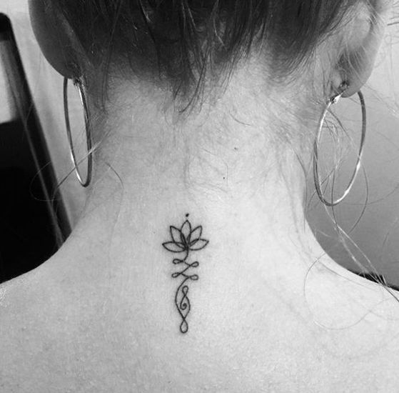 pequeña flor mujeres tatto neck