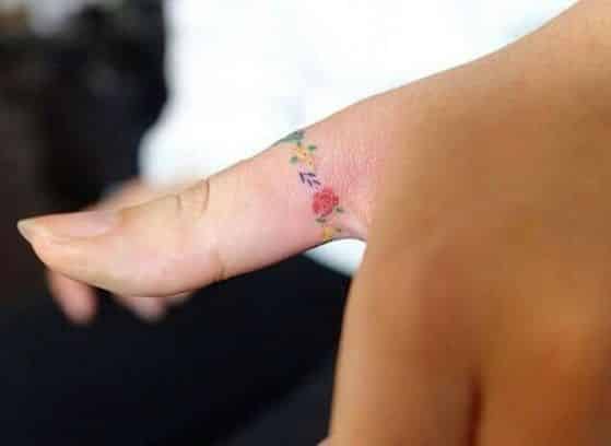 pequeño tatuaje en el dedo