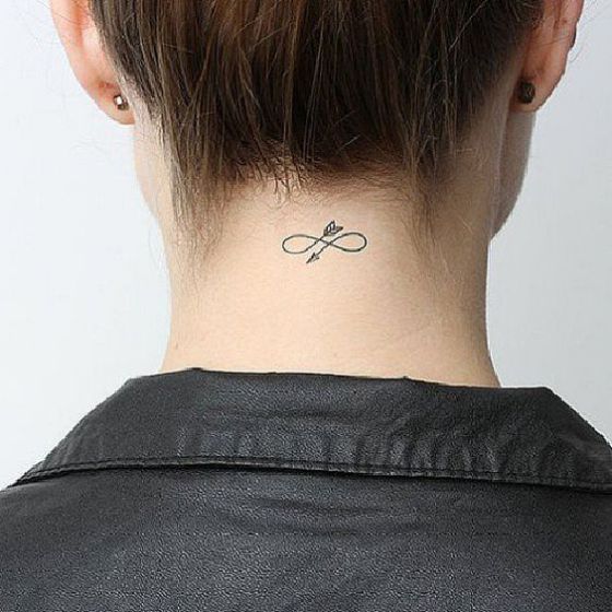 pequeño tatuaje ne el cuello