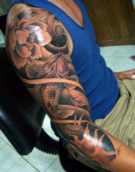 pez koi tatuaje en el brazo