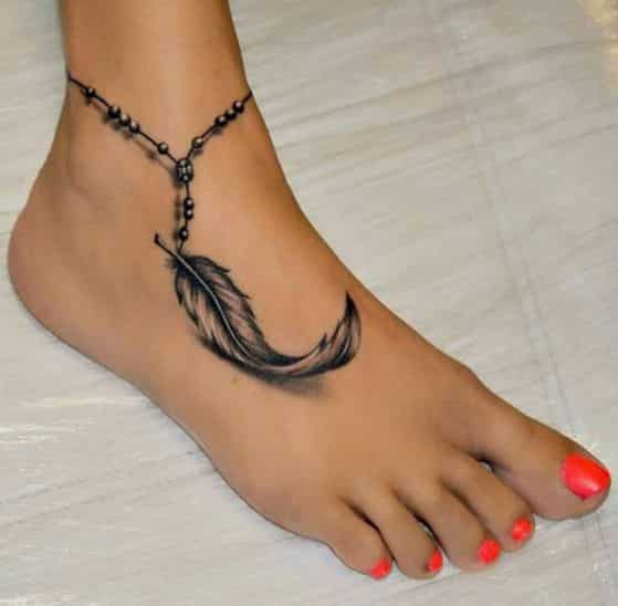 pluma tatuaje para chicas