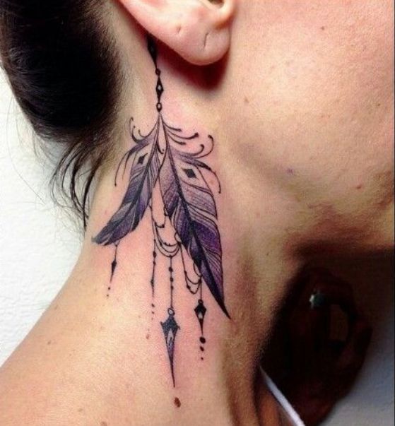 pluma tautjae en el cuello