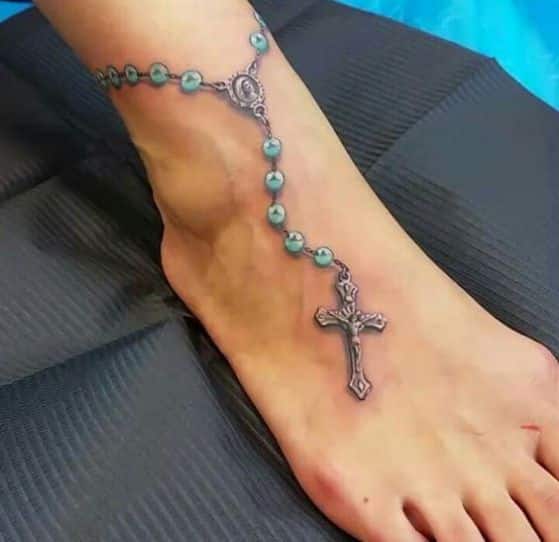 rosario realista en el tobillo