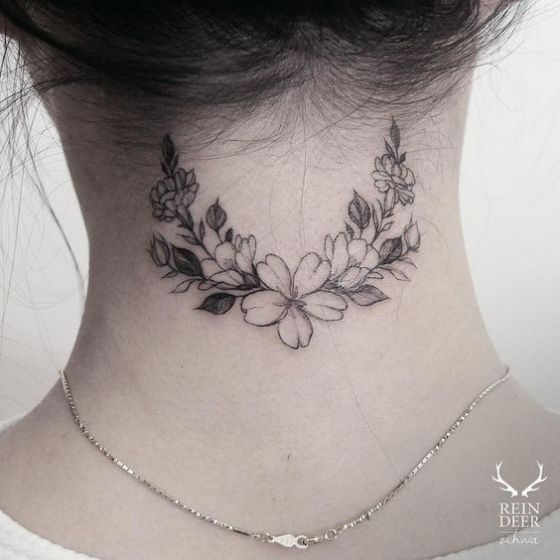 rosas arreglo tatuaje atrás en el cuello