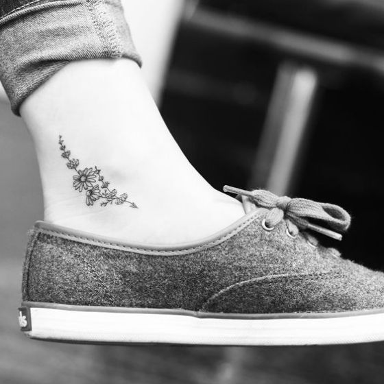 rosas en el tobillo tattoo