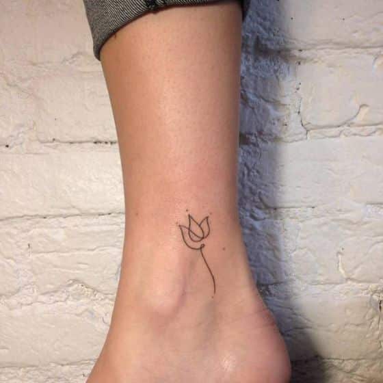 sencillo tatuaje para el tobillo