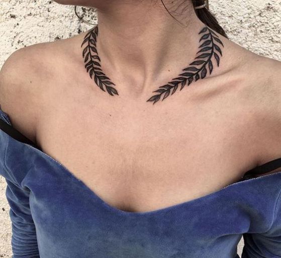 tatuaje alrededor del cuello para chicas