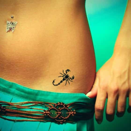 tatuaje de escorpion en la cadera