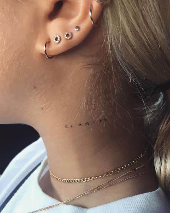 tatuaje de letras en el cuello