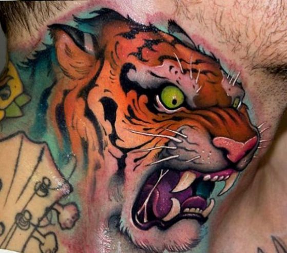 tatuaje de tigre en el cuello