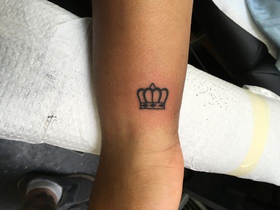 Tatuajes De Corona En La Muñeca (10)