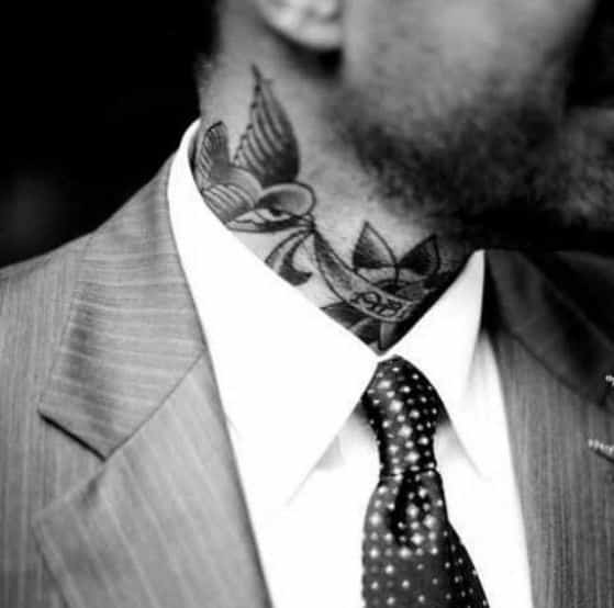 traje y tatuaje hombres