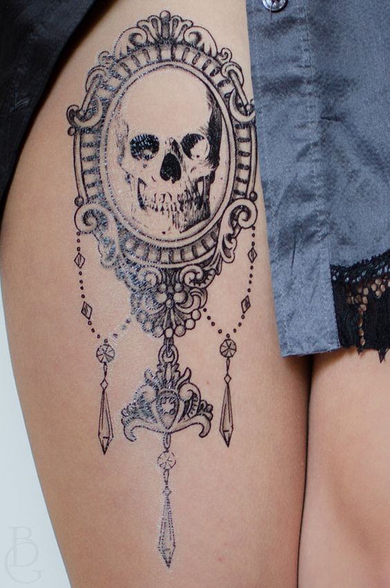 blanco y negro con espejo tatuaje calavera