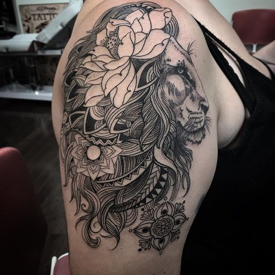 brazo mujer leon tatuaje