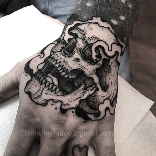 calavera en la mano hombres