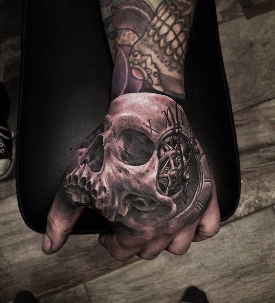 en la mano reloj tatuaje calavera