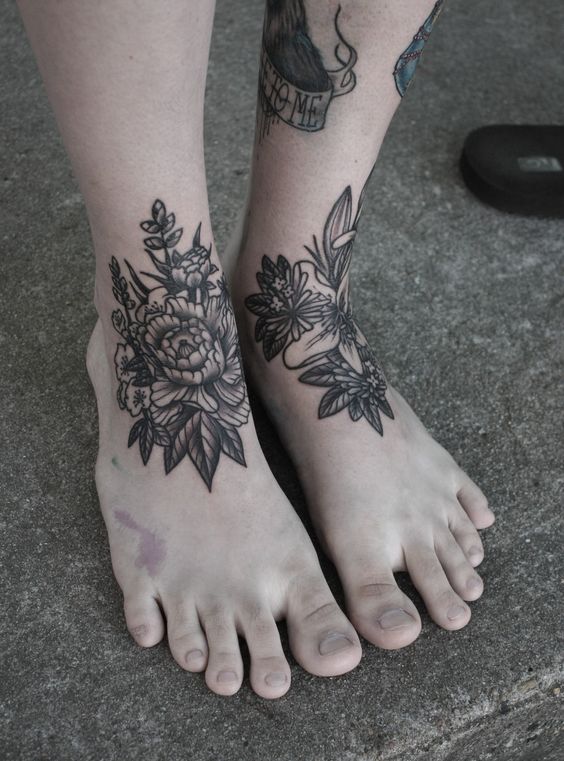 flores en los pies tatuados