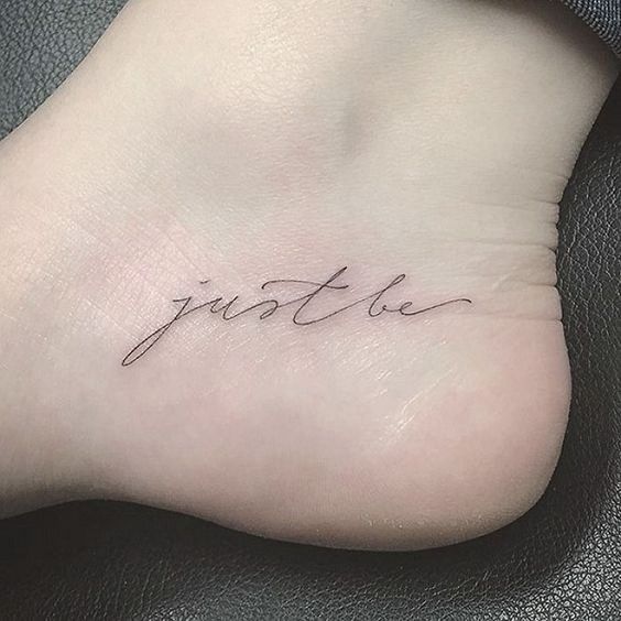 frases tatuaje en el pie