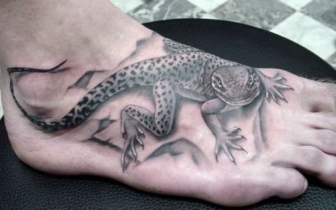 lagartija en el pie tatuada