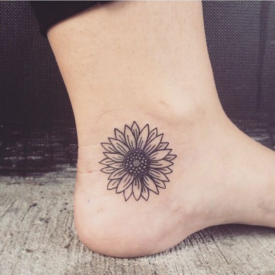 loto en el pie tatuado