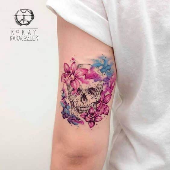 mujer tatuaje de craneo