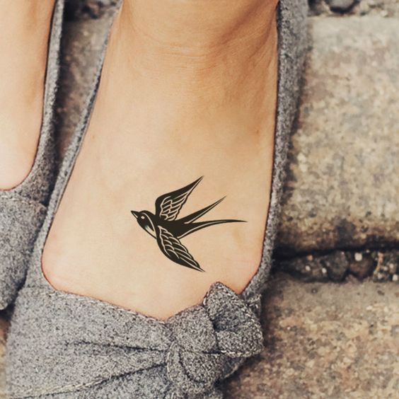 pajaro tatuado en el pie