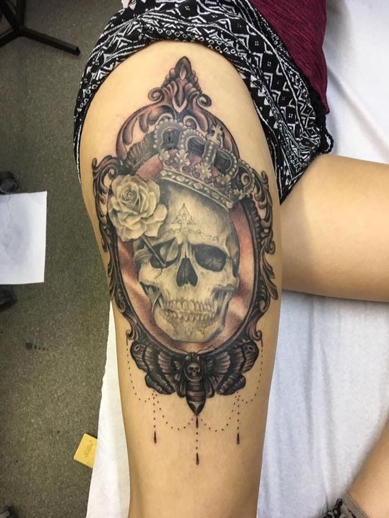 pierna espejo calavera corona tatuaje