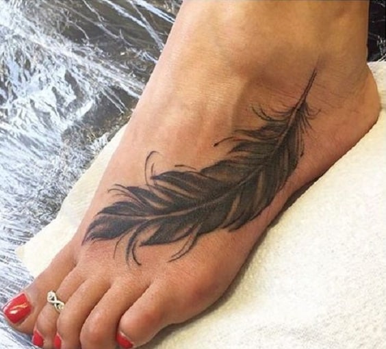plumas en el pie