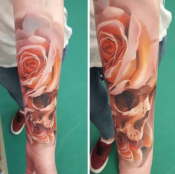 rosas combinandas craneo tatuaje