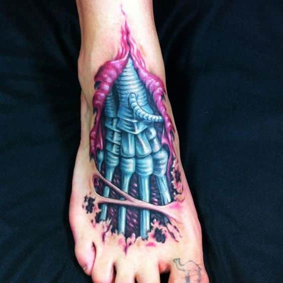 tatuaje biomecanico en pie
