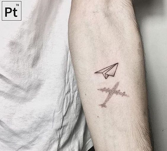 avion de papel tatuado