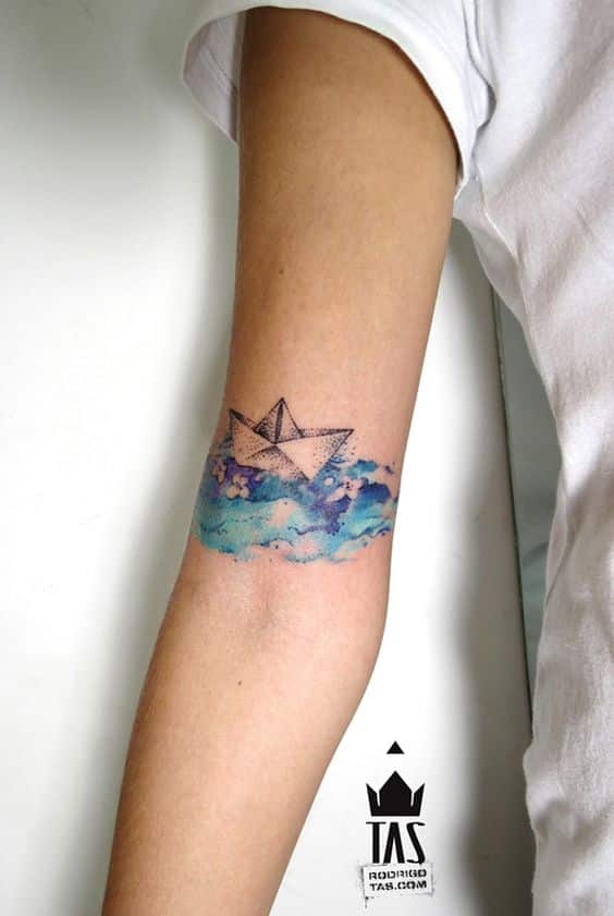 barco de papel tatuado