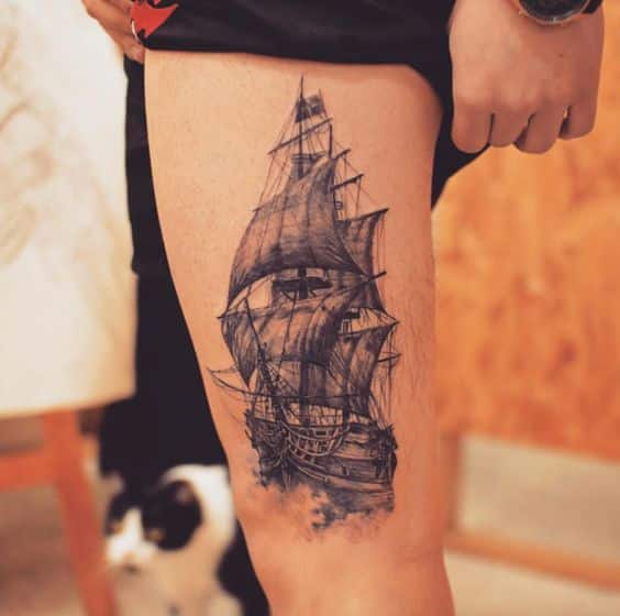 barco tatuado en la pierna