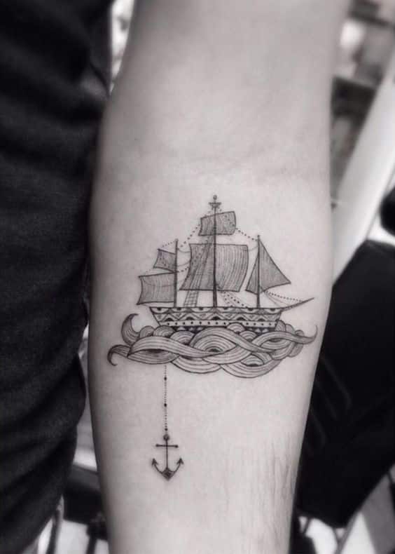blanco y negro barco tattoo