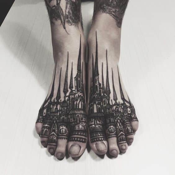 ciudad estilo gotico tatuaje en los pies